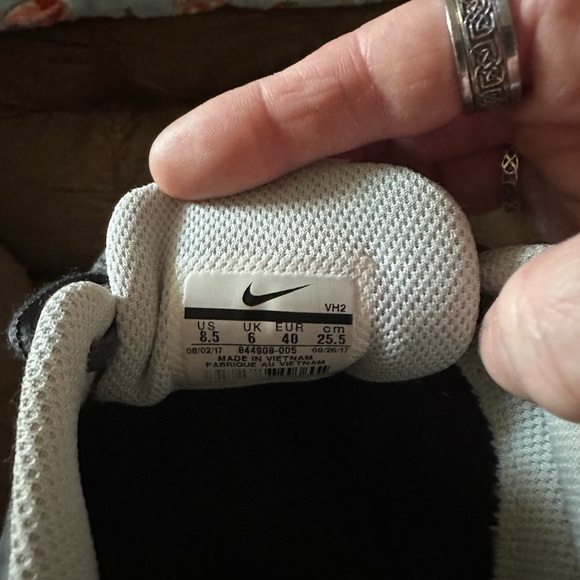 EUC NIKE Women’s Sneakers - Picture 3 of 3